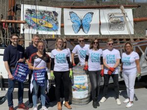 Gemeinsam gegen Marine Litter: Team Kunststoff, PlasticsEurope und Die Helfer Des Clean River Projects An Der Düsseldorfer Marina