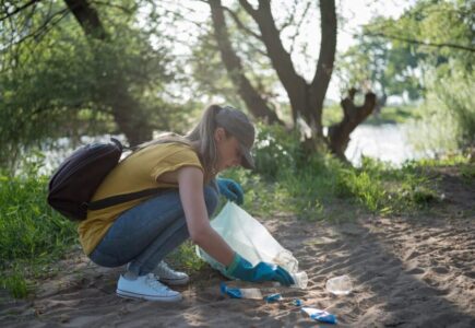 Sichere Verpackung Plastikmuell - sammeln trennen und entsorgen fürs Recycling - Abfall an Flussufer