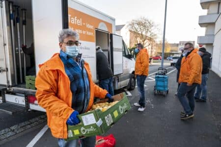 Corona Pandemie verschärft Armut - Helfer verteilen Lebensmittel
