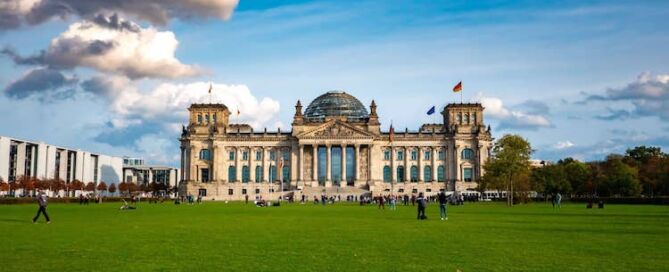 Das Reichstagsgebäude in Berlin als Symbolbild für die politische Arbeit der Industrievereinigung Kunststoffverpackung an Richtlinien und Regularien der Politik