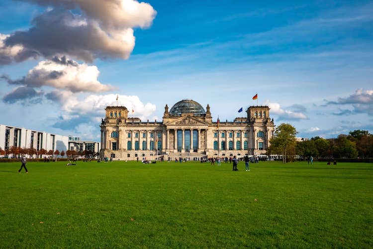 Das Reichstagsgebäude in Berlin als Symbolbild für die politische Arbeit der Industrievereinigung Kunststoffverpackung an Richtlinien und Regularien der Politik