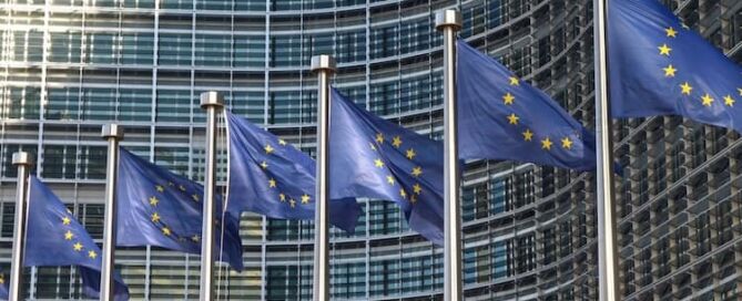 Europafahnen Vor Der EU Kommission Brüssel Beitragsbild Kunststoffverpackungen EU Verpackungsverordnung