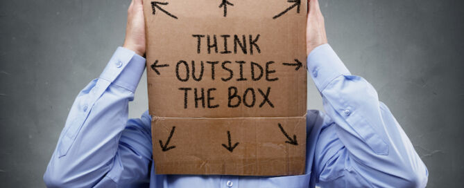 Outside the box - Kunststoffverpackung Innovation Circular Economy Businessman with cardboard box on his head saying think outside the box concept for brainstorming, creativity, innovation, strategy or individuality