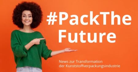 Titelbild der Beitragsserie PackTheFuture zeigt junge Frau, die auf das Serienmotto zeigt. 