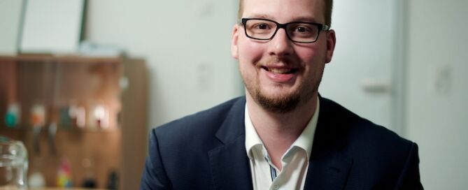 Heinz Henning Seute, Geschäftsführer der LH Plastics GmbH einem Regranulat-Hersteller