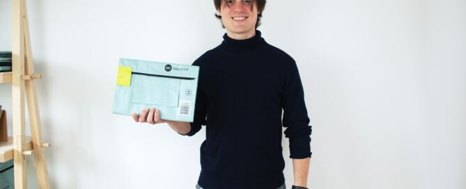 Morris Kurz mit hey circle Versandtasche