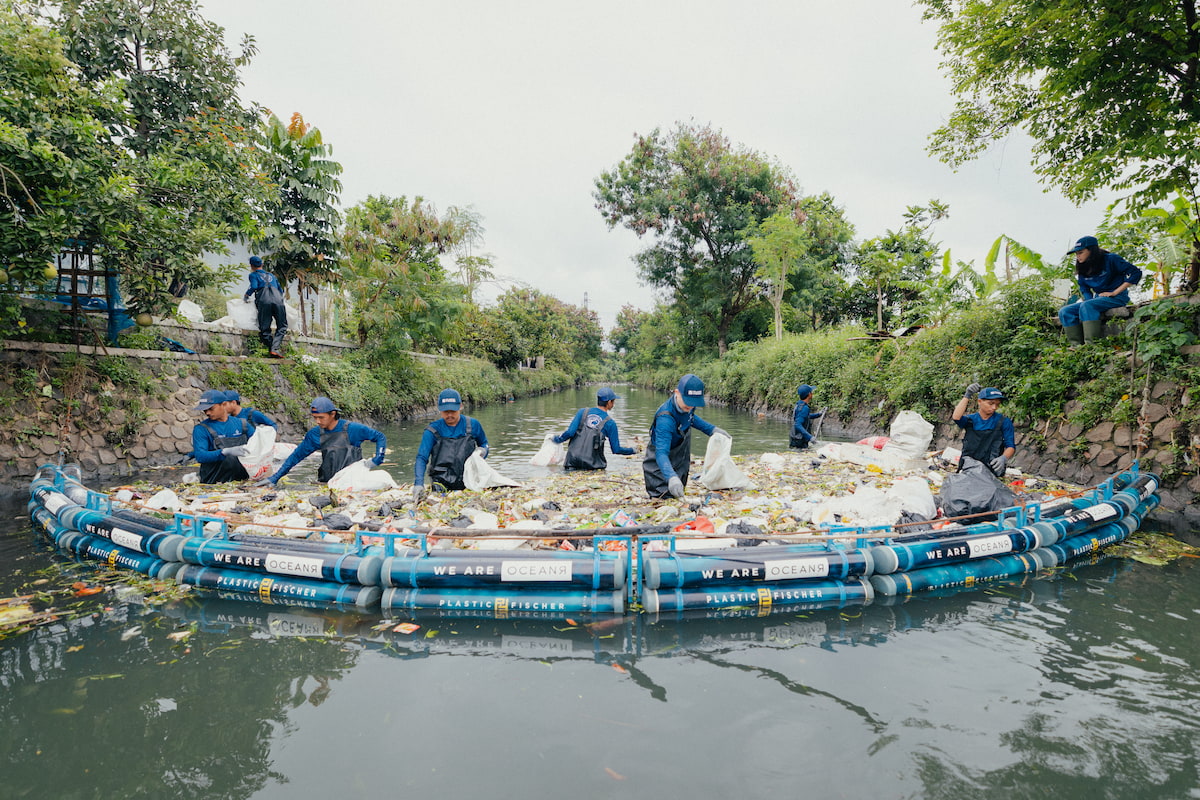 Plastic Fischer TrashBoom voller Kunststoffabfälle Boot voller Plastikabfälle © Plastic Fischer