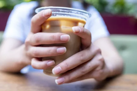 Eiskaffee mit Milch in einem Einweg-Kunststoffbecher