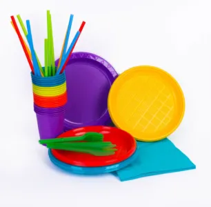 Einweggeschirr aus Kunststoff: Teller, Besteck und Becher aus Plastik können dem Recycling zugeführt werden.