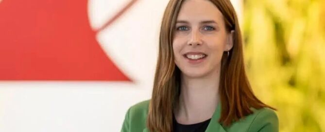 Portrait von Julia Knobloch, Kunststoffexpertin bei Werner & Mertz, lächelnd in die Kamera blickend
