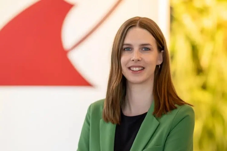 Portrait von Julia Knobloch, Kunststoffexpertin bei Werner & Mertz, lächelnd in die Kamera blickend