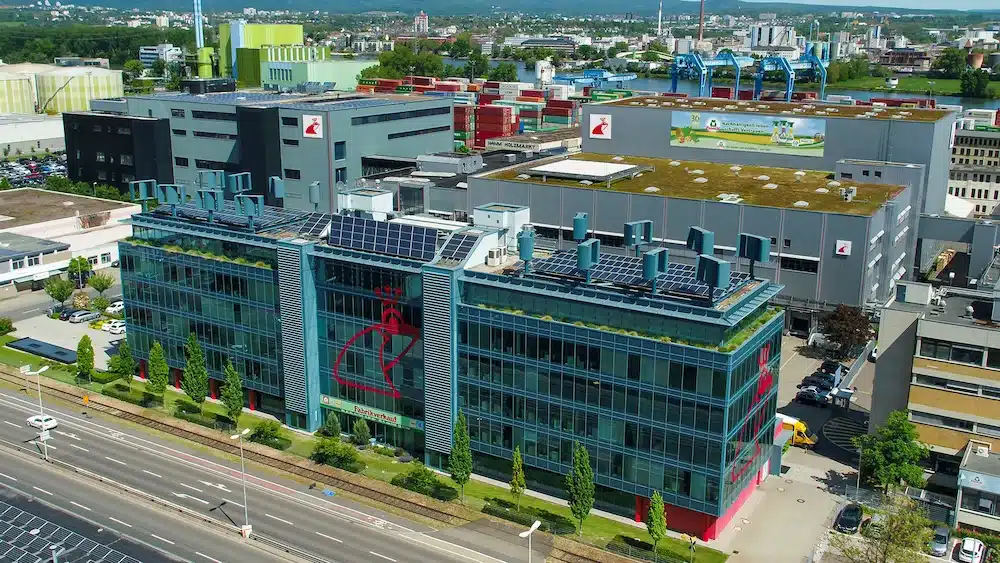 Luftaufnahme Werner & Mertz Gebäude in Mainz Luftaufnahme des Firmengeländes von Werner & Mertz in Mainz mit Verwaltungsgebäuden, Produktionsanlagen und begrünten Flächen.