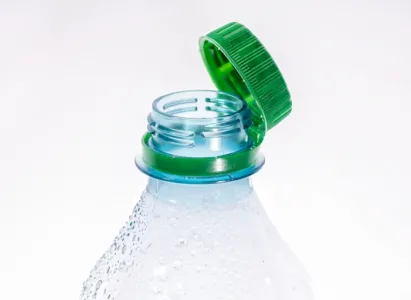 PET Flasche mit Tethered Cap Verschluss