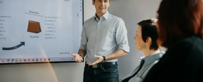 Beitragsbild Marco Goette, Nachhaltigkeitsmanager bei Gruber Folien und verantwortet das unternehmensweite Nachhaltigkeitsmanagement entlang der drei Säulen Ökologie, Ökonomie und Soziales.
