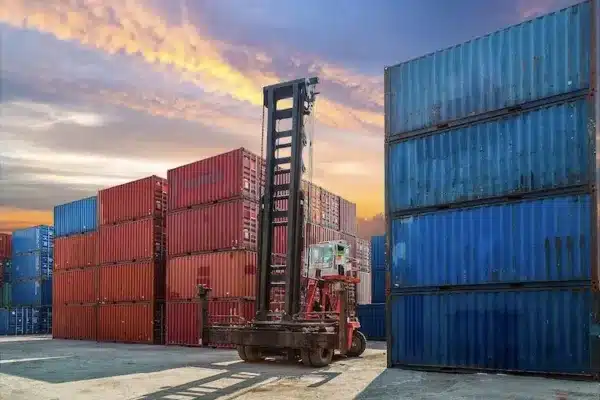 Gestapelte Frachtcontainer im Hafen – Symbol für internationalen Handel, Logistik, Export und Import weltweit.