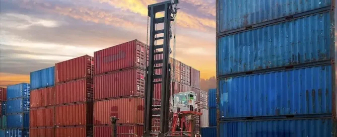 Gestapelte Frachtcontainer im Hafen – Symbol für internationalen Handel, Logistik, Export und Import weltweit.