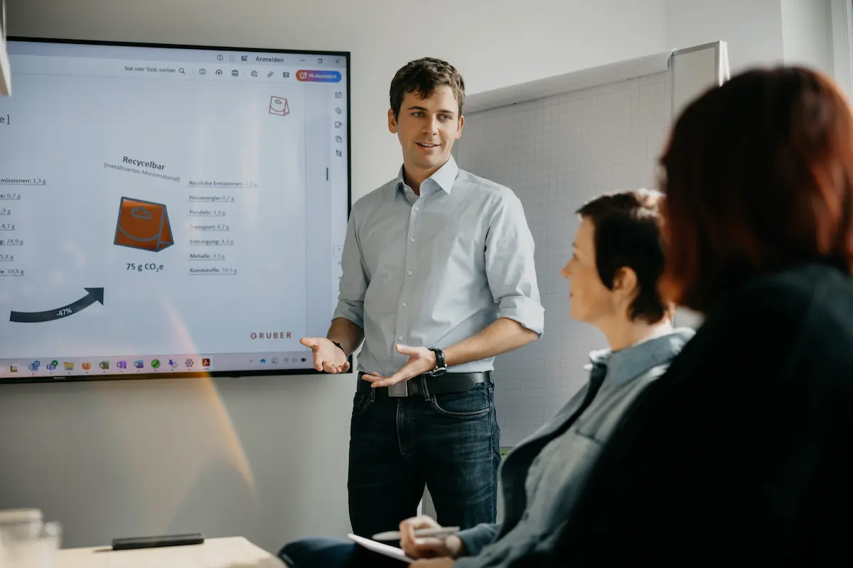 Beitragsbild Marco Goette, Nachhaltigkeitsmanager bei Gruber Folien und verantwortet das unternehmensweite Nachhaltigkeitsmanagement entlang der drei Säulen Ökologie, Ökonomie und Soziales.