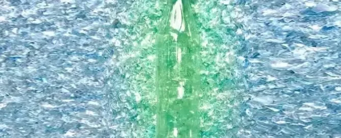 Grüne transluzenten Kunststoff-Flasche auf Bottle Flakes oder Kunststoff-Flasche gequetscht.