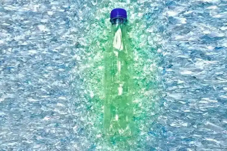 Grüne transluzenten Kunststoff-Flasche auf Bottle Flakes oder Kunststoff-Flasche gequetscht.