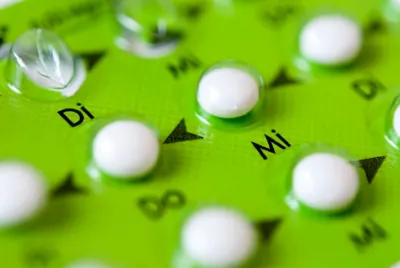 Blisterpackung aus Kunststoff mit Medikamentenkapseln, die für erhöhte Sicherheit, bessere Sterilität und Schutz vor Fälschungen sorgt.