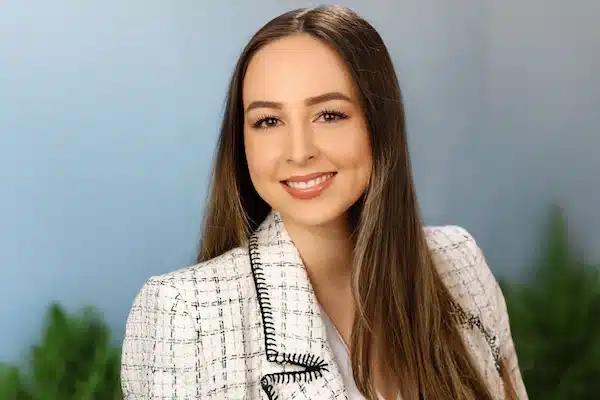 Portrait Debora Rondinelli Spezialistin Marketing und Kommunikation bei KUNSTSTOFF.swiss - Beruf in der Kunststoffverarbeitung